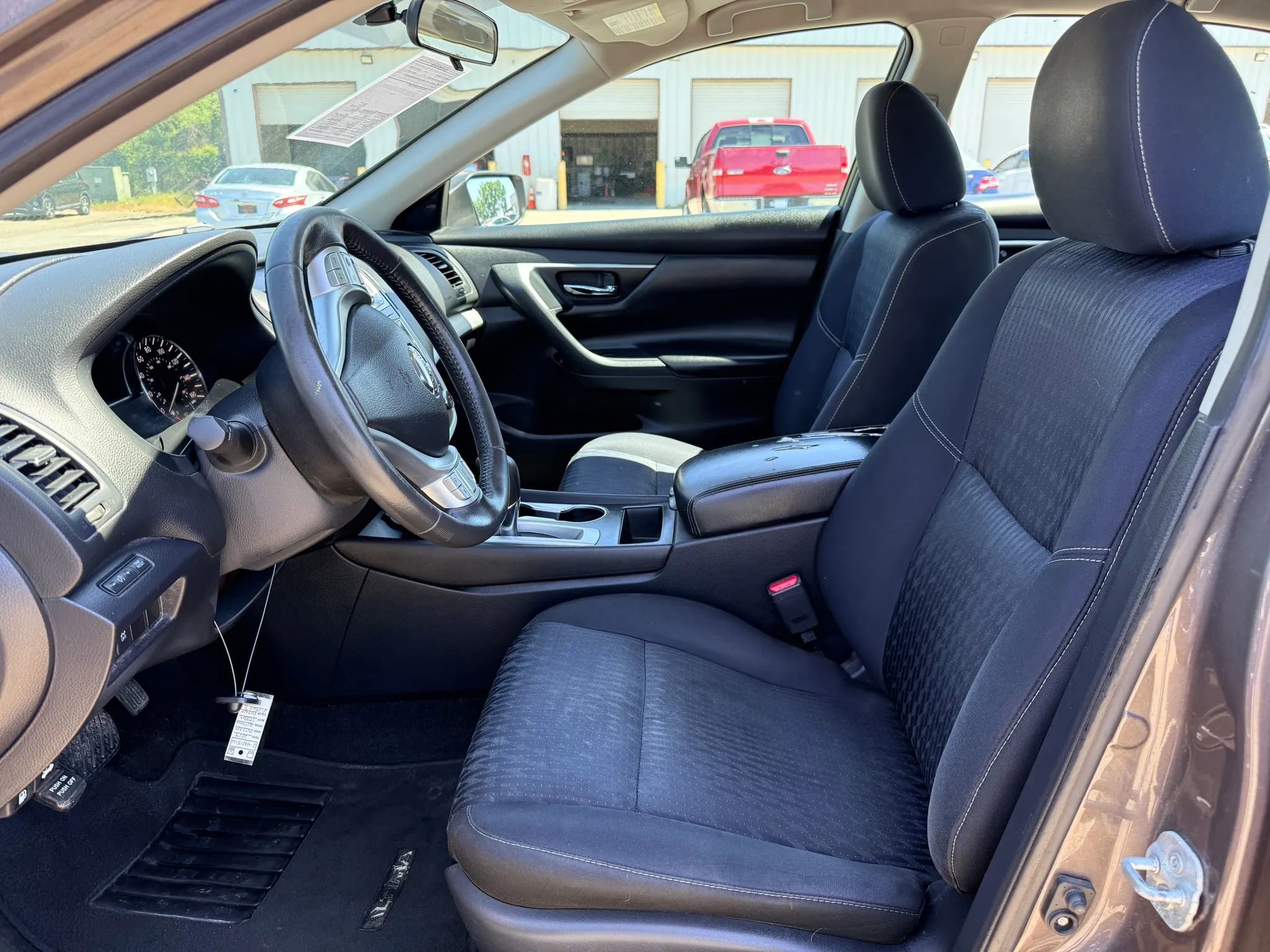 Used 2017 Nissan Altima 2.5 SV image 2