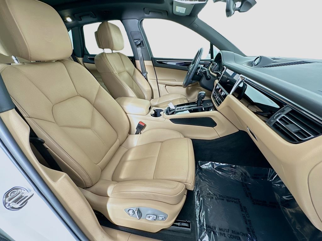 Certified 2024 Porsche Macan AWD/4WD image 30