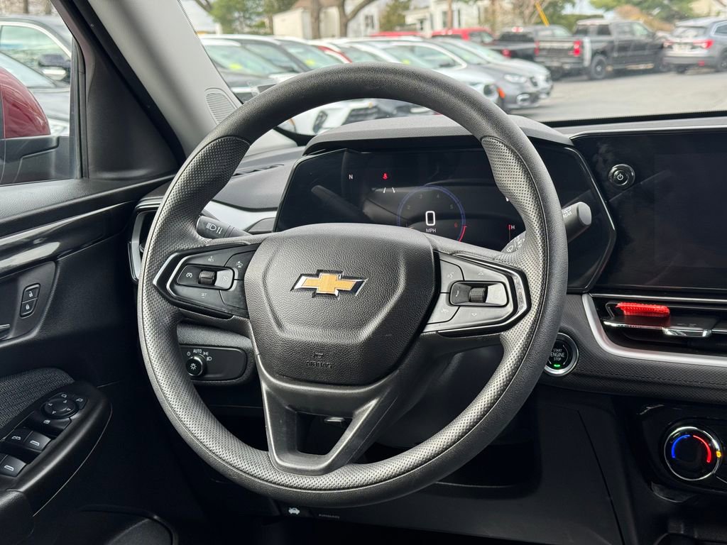 Used 2025 Chevrolet TrailBlazer LT AWD/4WD image 17