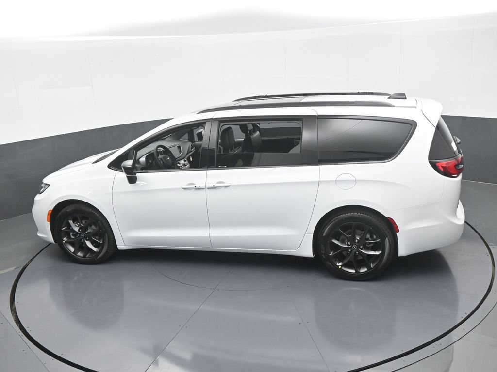 New 2026 Chrysler Pacifica Limited w/ S Appearance Package FWD image 43
