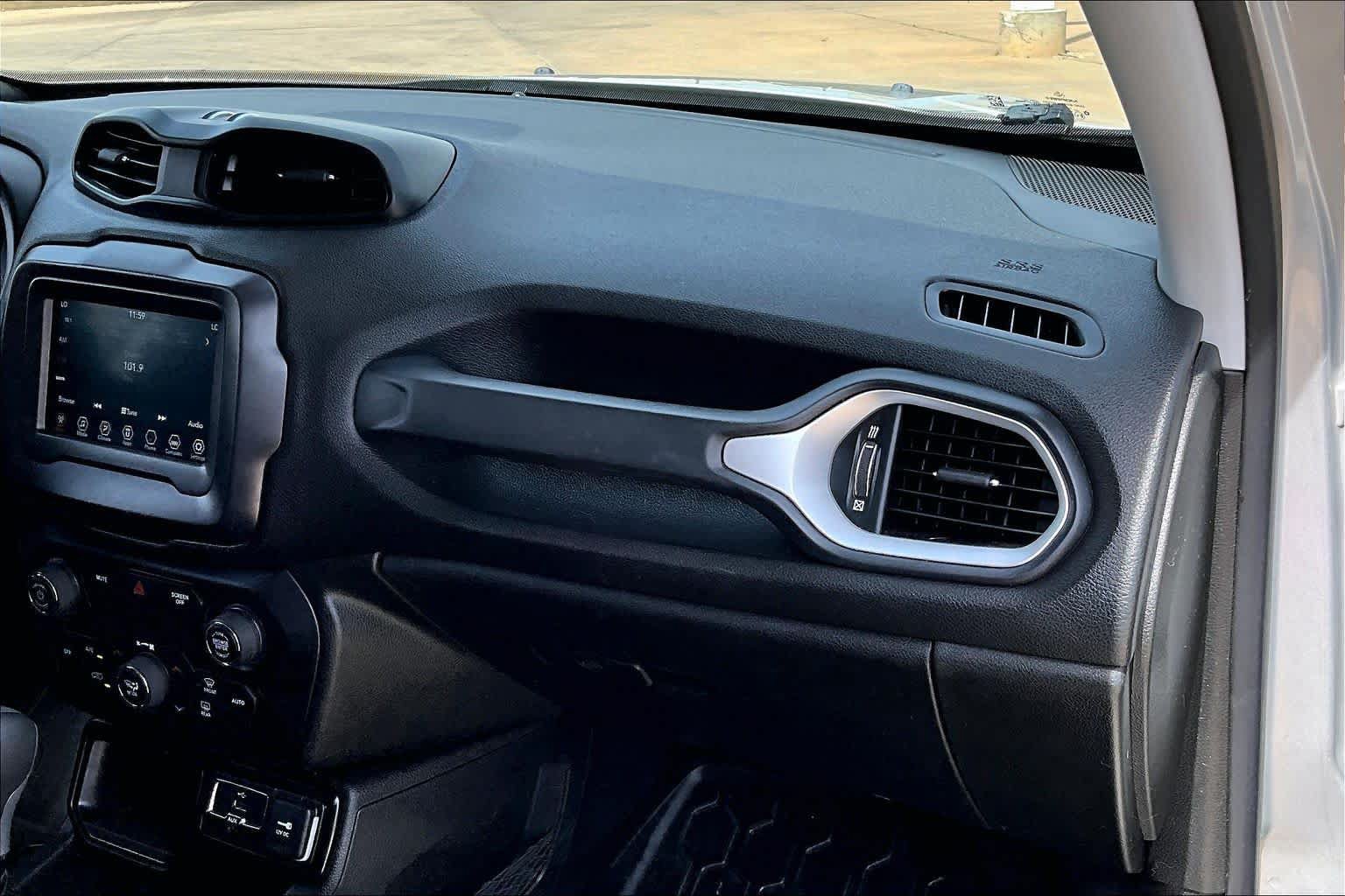 Used 2018 Jeep Renegade Latitude FWD image 17