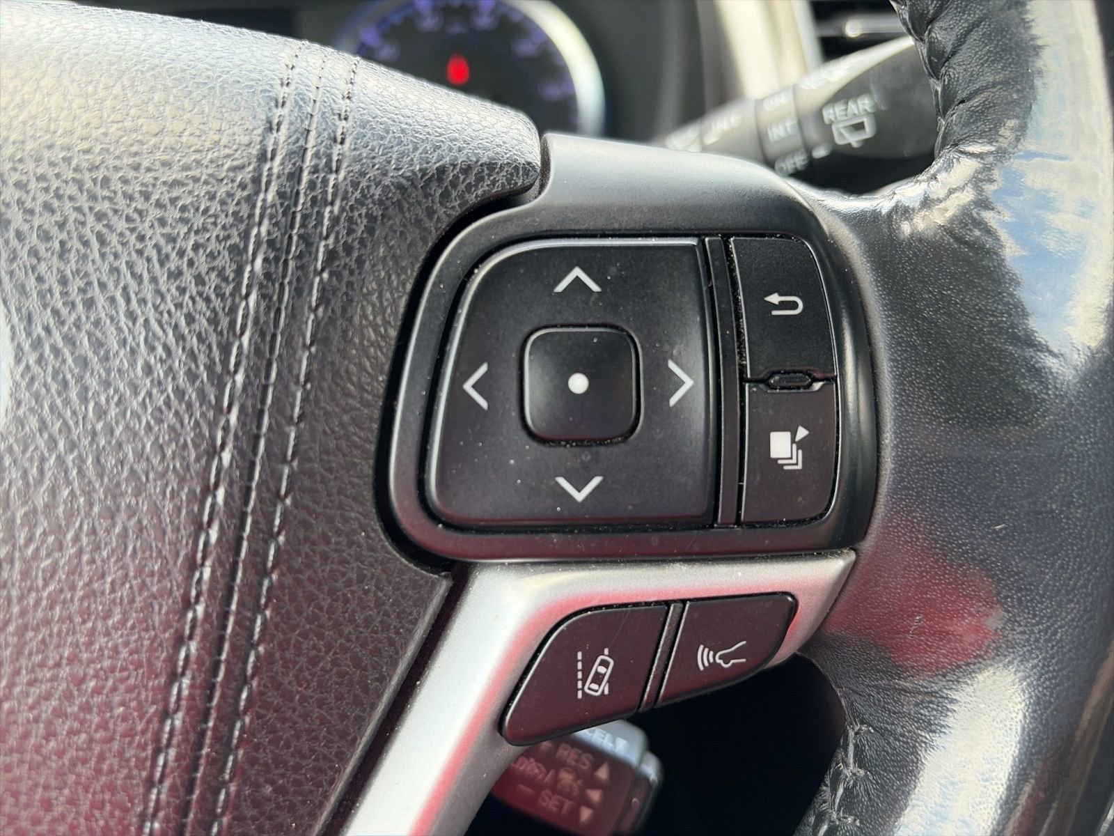 Used 2018 Toyota Highlander SE image 16