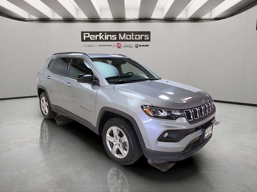 Used 2024 Jeep Compass Latitude image 8