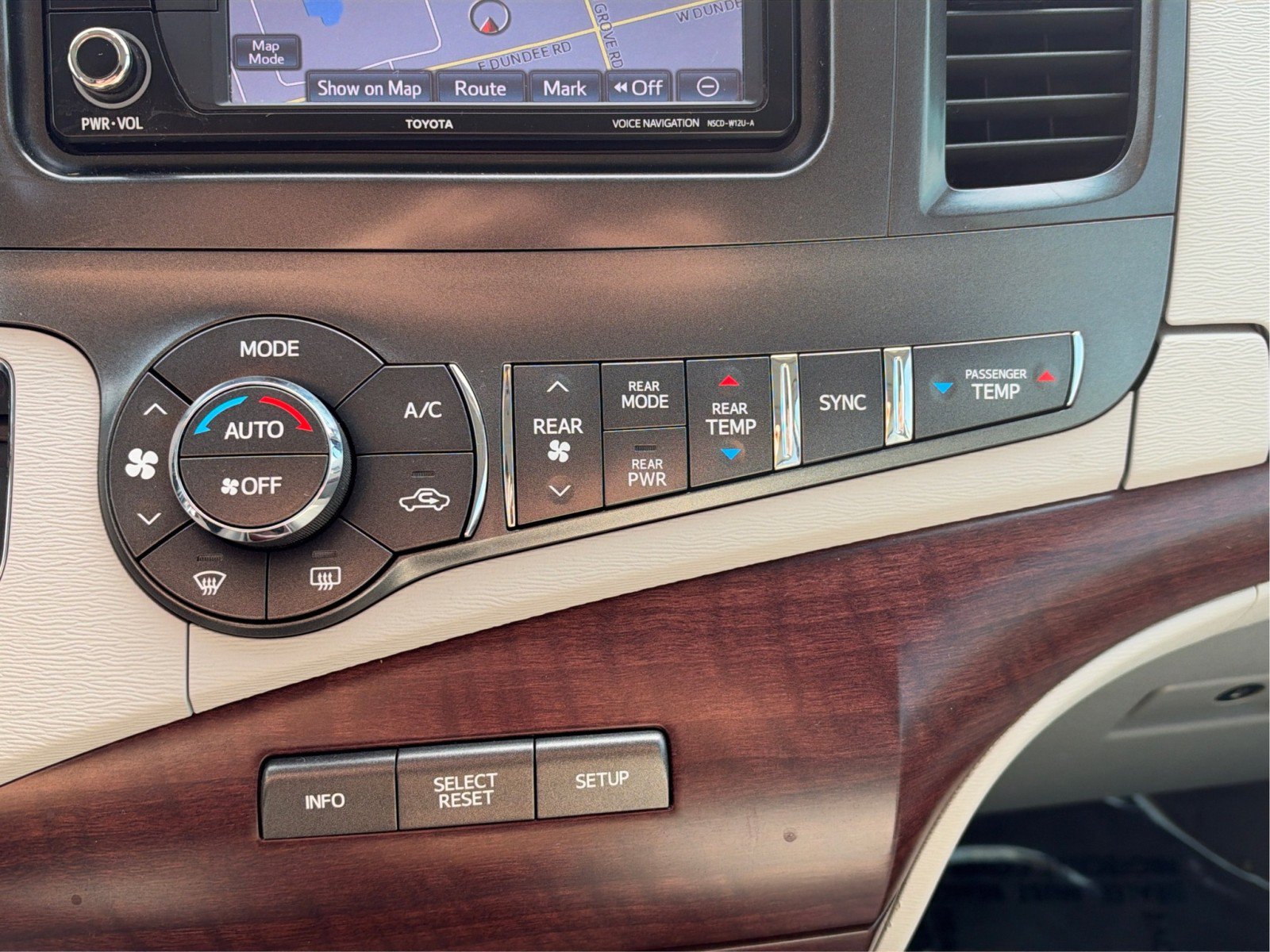 Used 2014 Toyota Sienna XLE FWD image 40