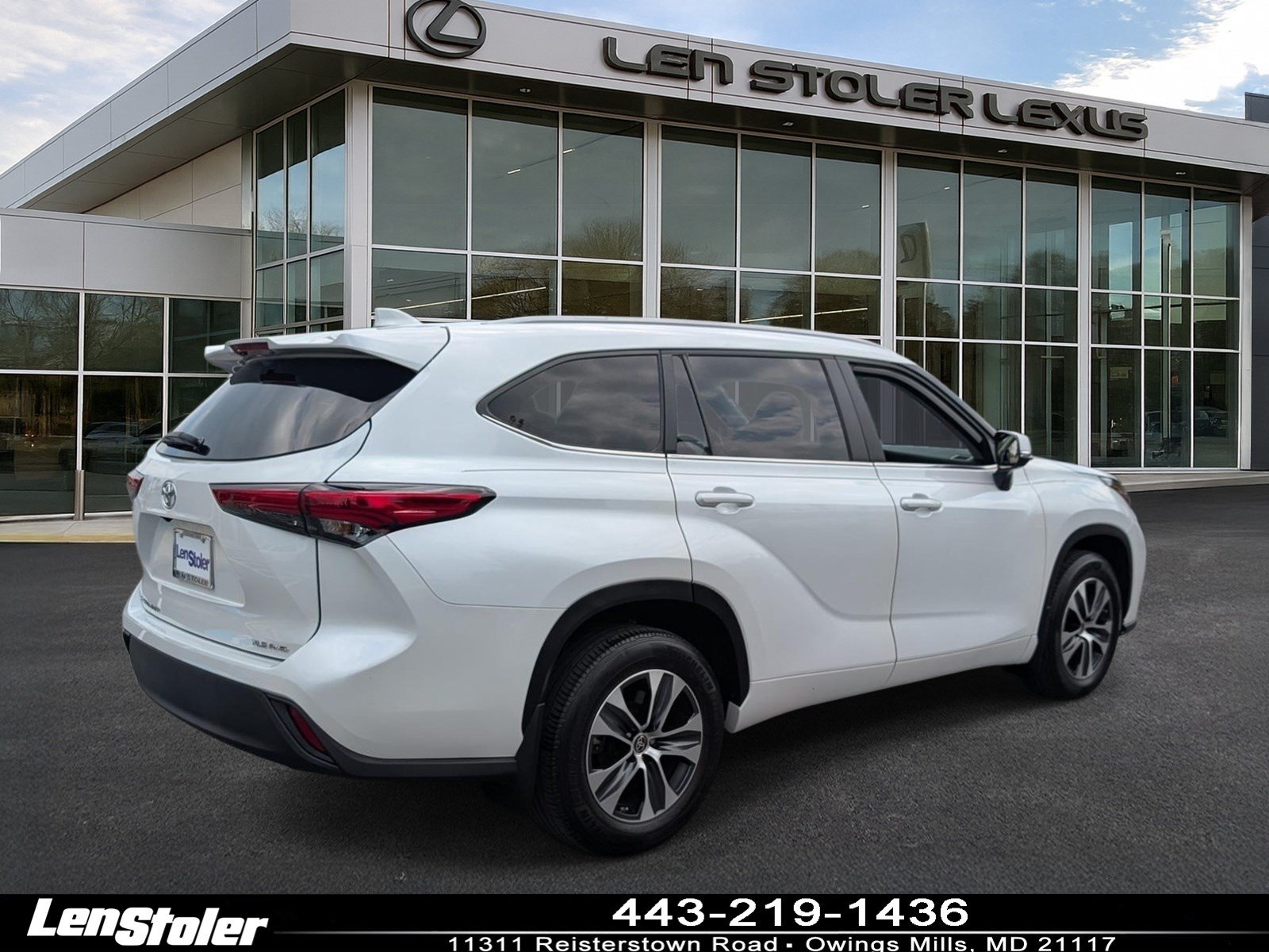 Used 2023 Toyota Highlander XLE AWD/4WD image 3