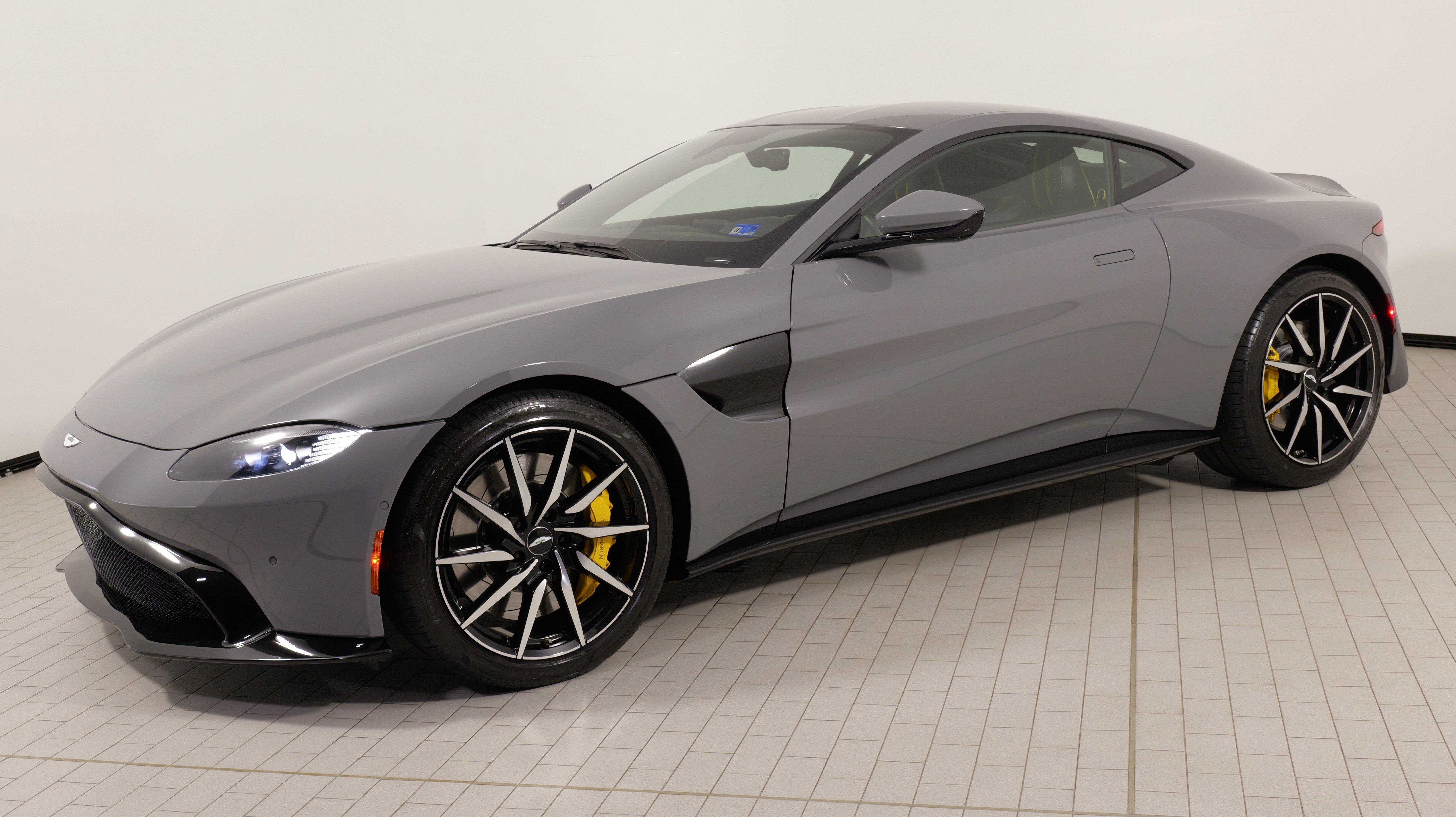 Used 2019 Aston Martin V8 Vantage Coupe RWD image 1