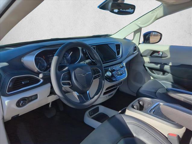 Used 2024 Chrysler Pacifica Touring-L image 7