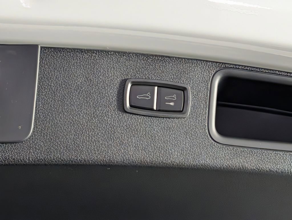 New 2026 Porsche Macan image 18