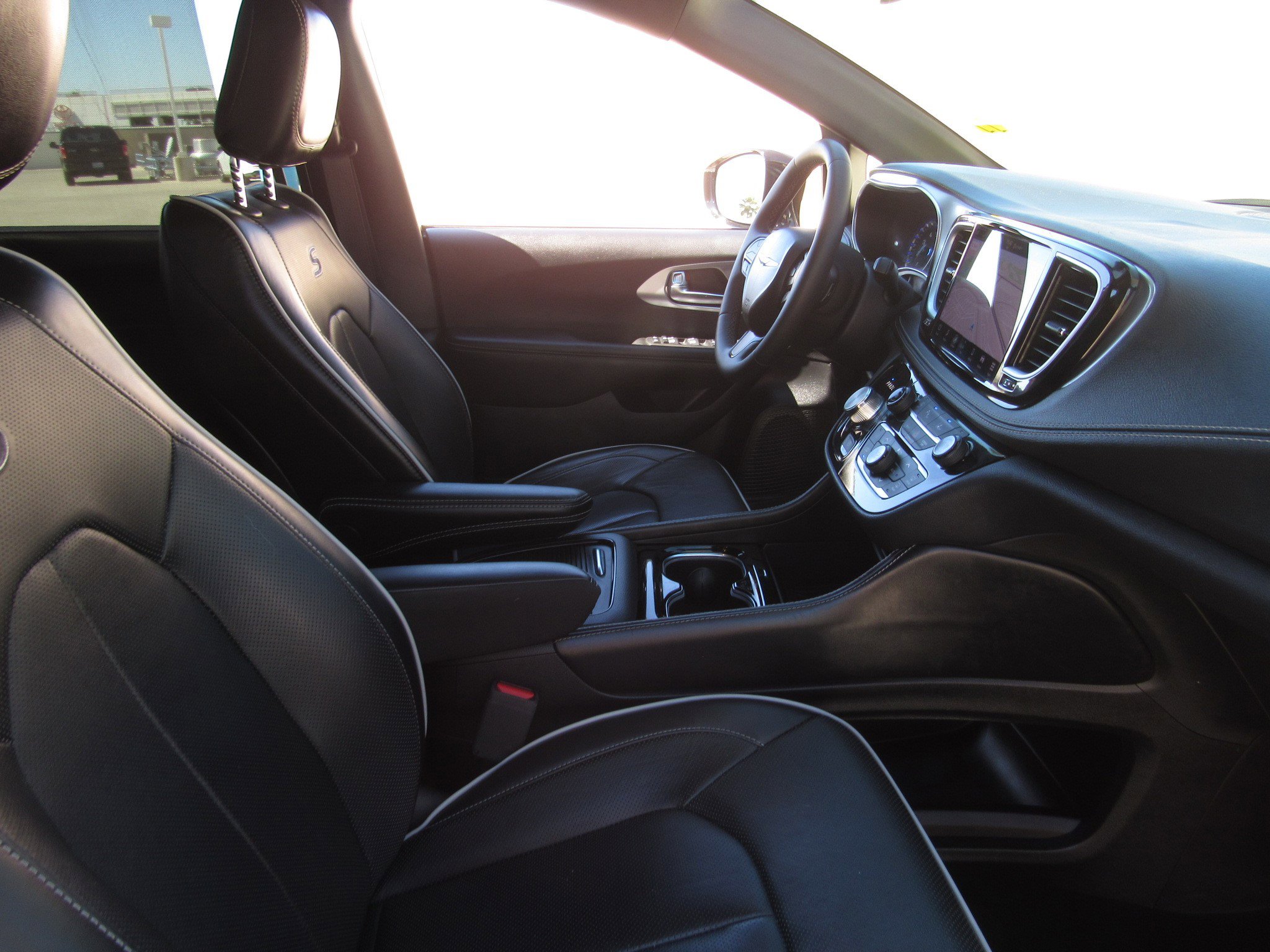 Used 2025 Chrysler Pacifica Limited image 9