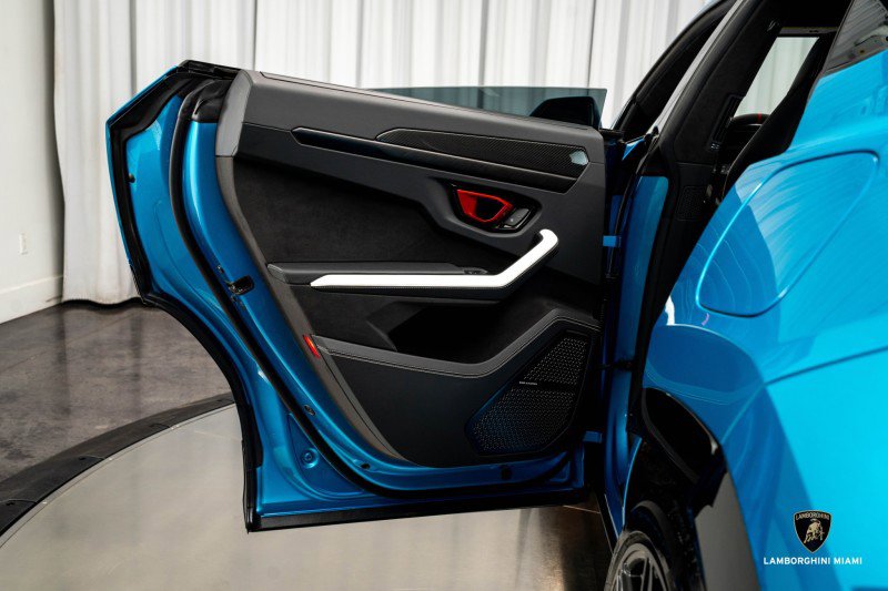 Used 2025 Lamborghini Urus SE image 48