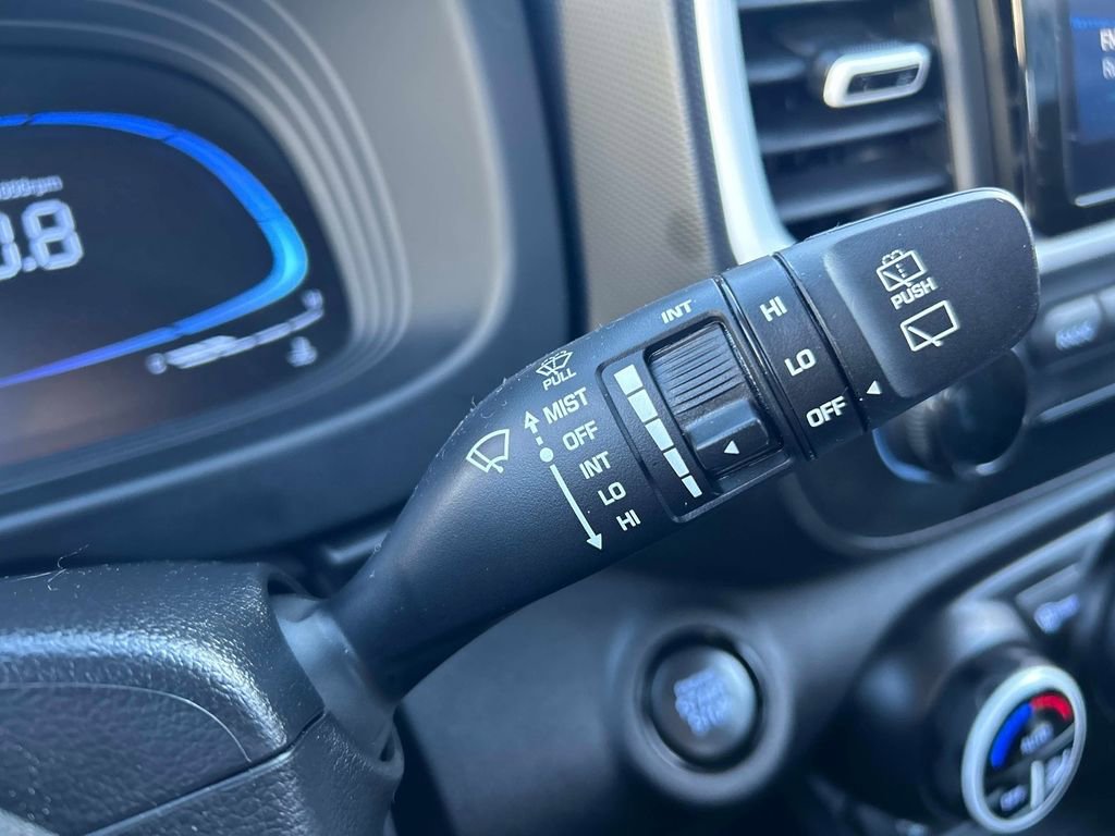 Used 2025 Hyundai Venue Limited image 25