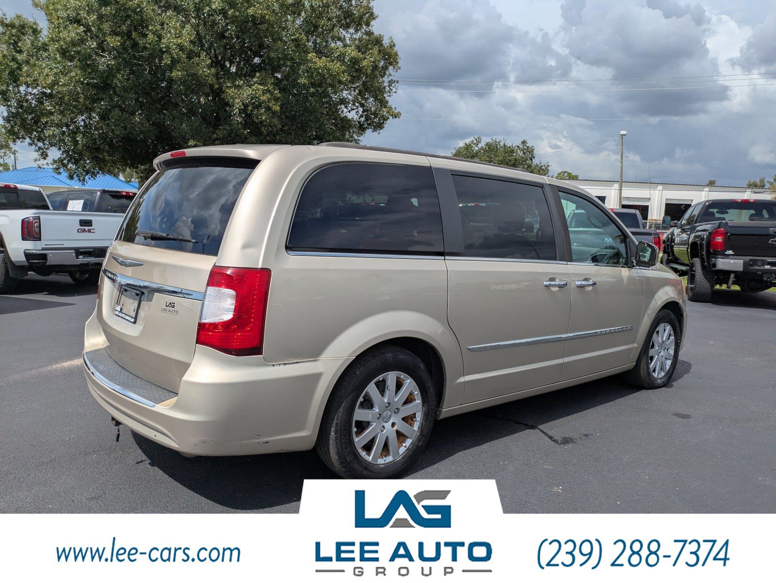 Used 2014 Chrysler Town & Country Touring w/ Driver Convenience Group FWD image 3