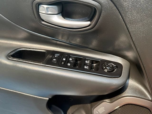 Used 2023 Jeep Renegade Latitude AWD/4WD image 39