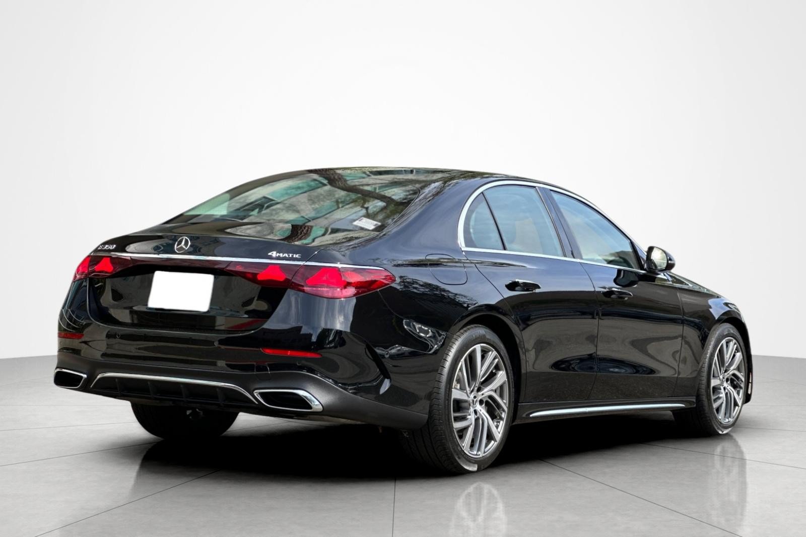 Used 2024 Mercedes-Benz E 350 4MATIC Sedan image 5