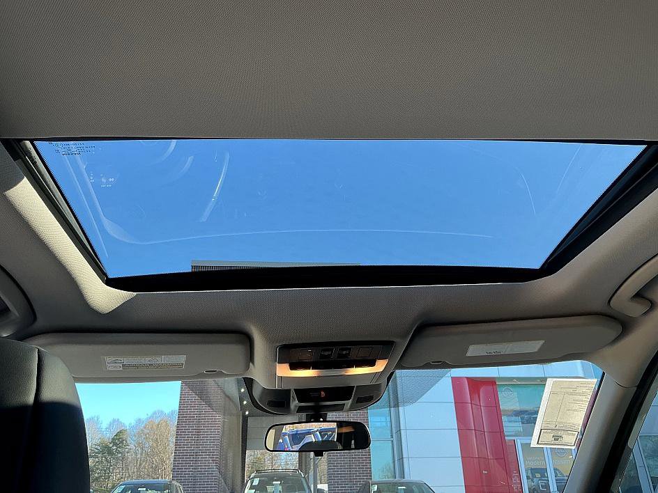 Used 2021 Nissan Rogue SV w/ Premium Package image 25