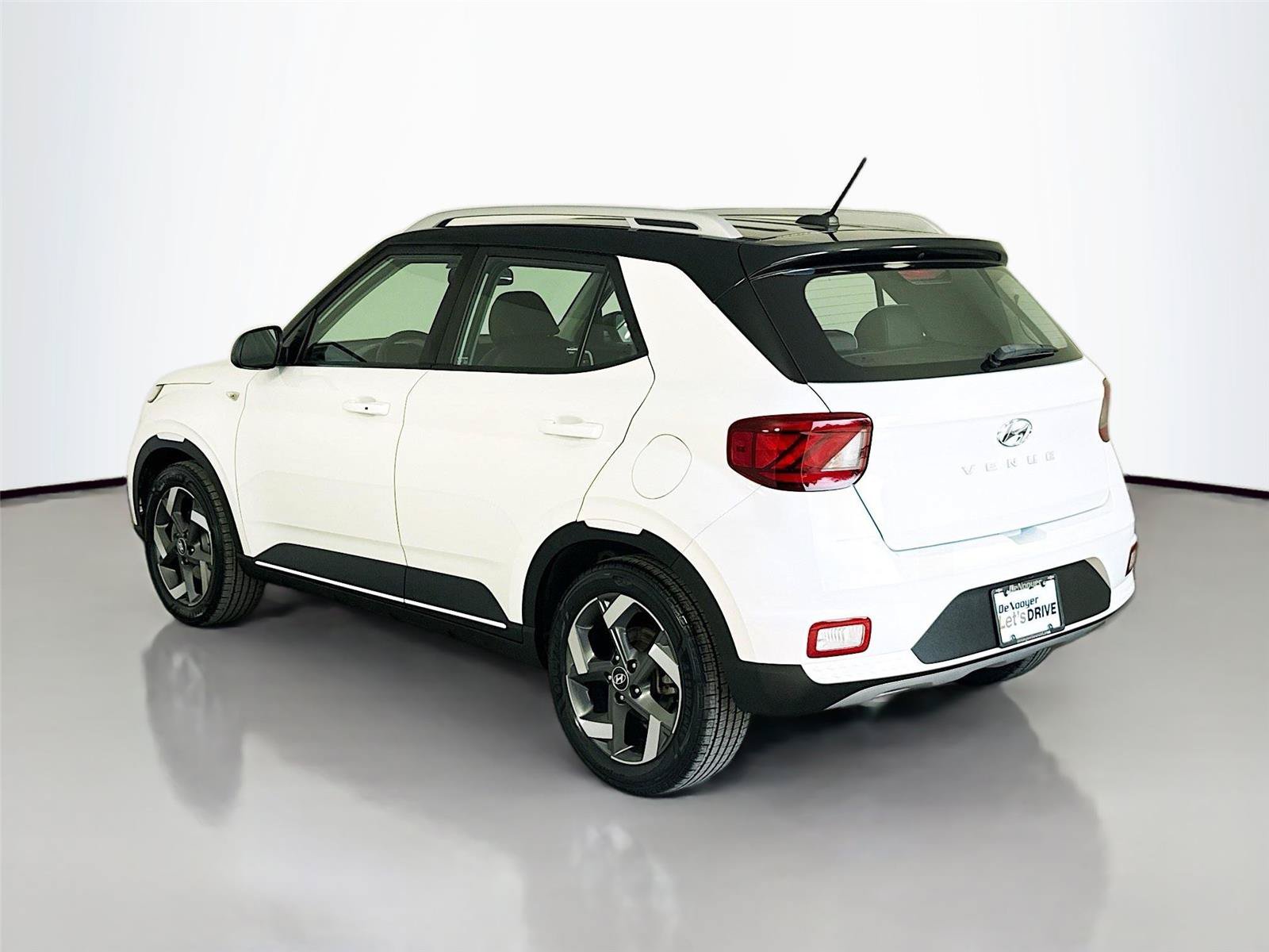 Used 2023 Hyundai Venue Limited w/ Cargo Package FWD image 7