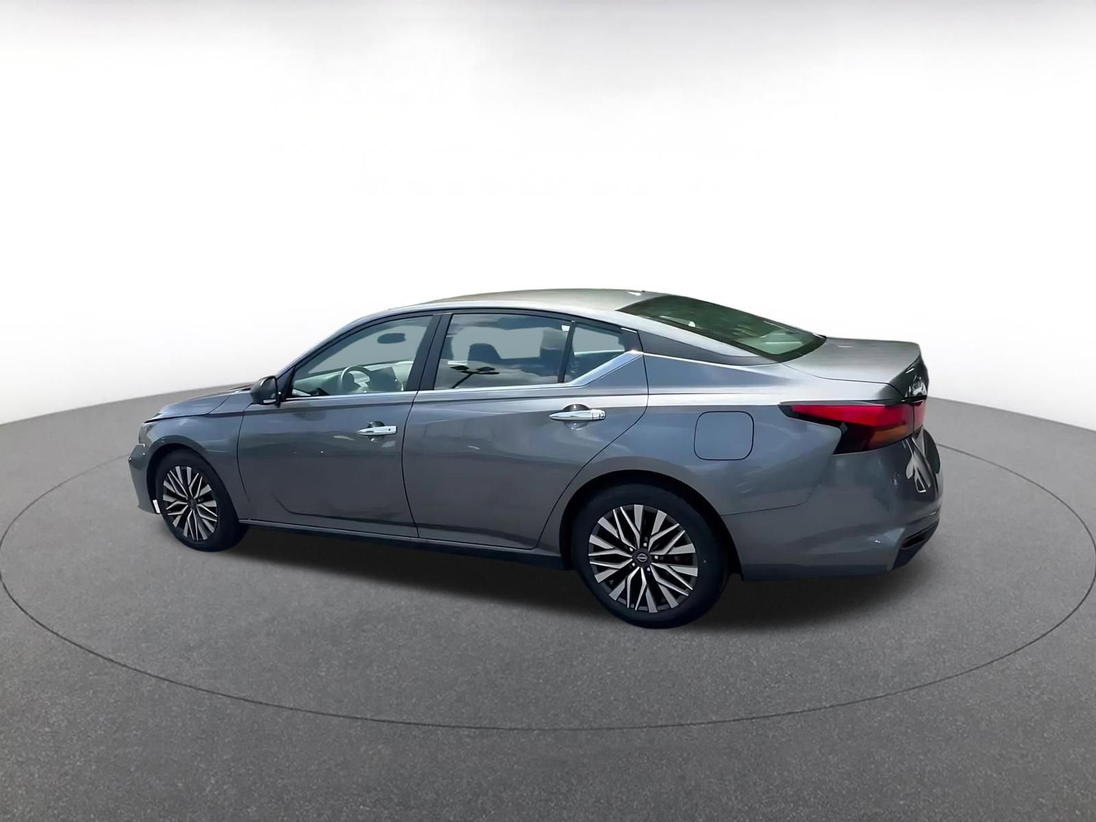 Used 2025 Nissan Altima 2.5 SV FWD image 10