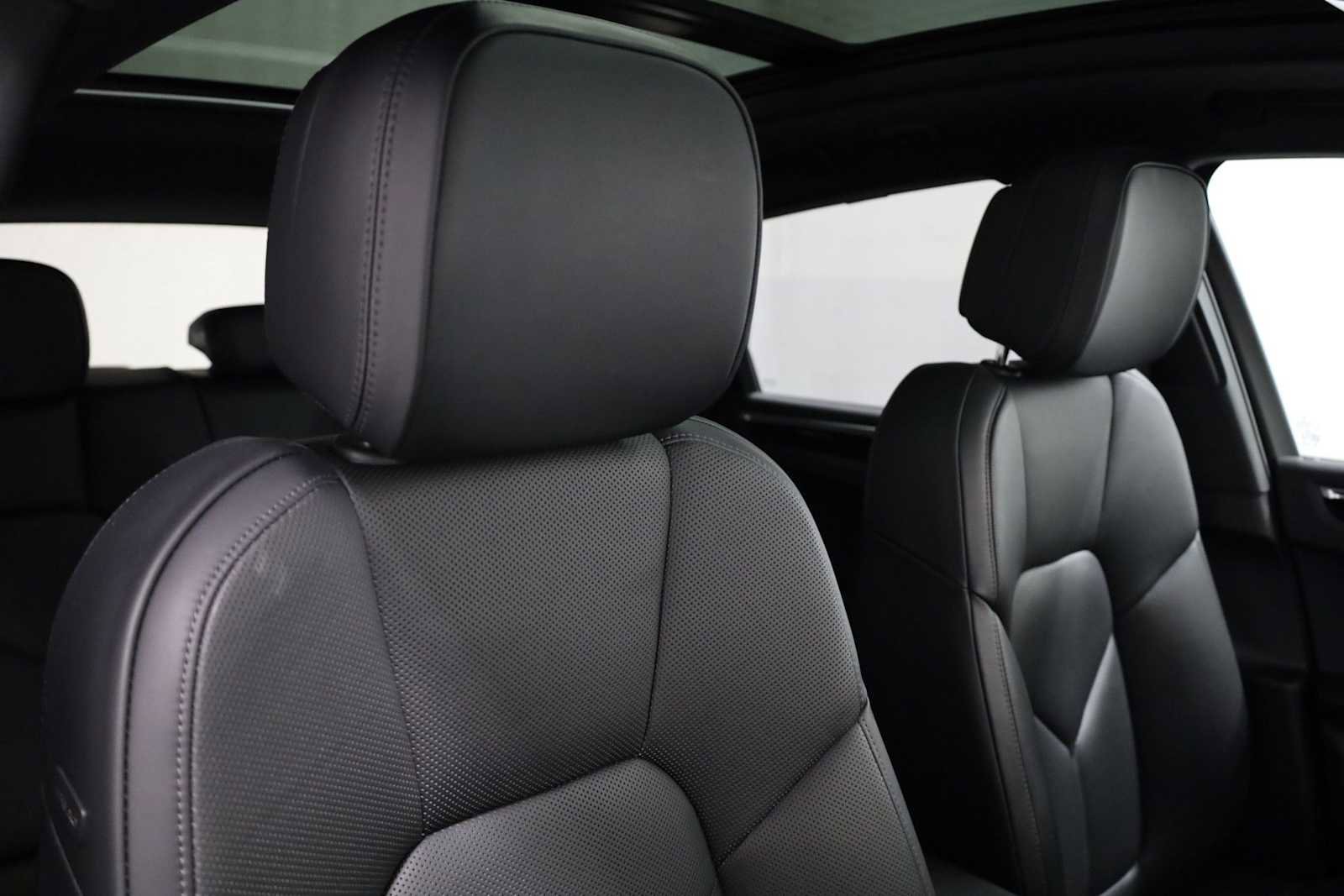 Certified 2024 Porsche Macan AWD/4WD image 22