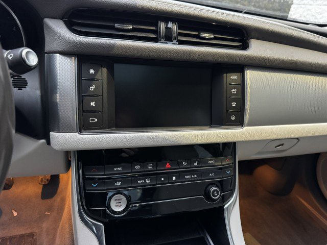 Used 2017 Jaguar XF RWD image 22