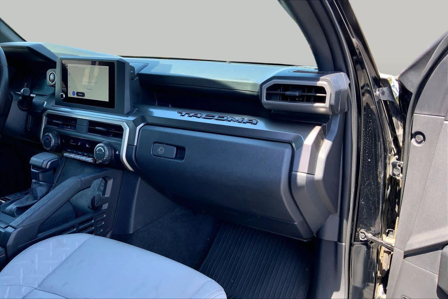 Used 2025 Toyota Tacoma SR5 AWD/4WD image 17