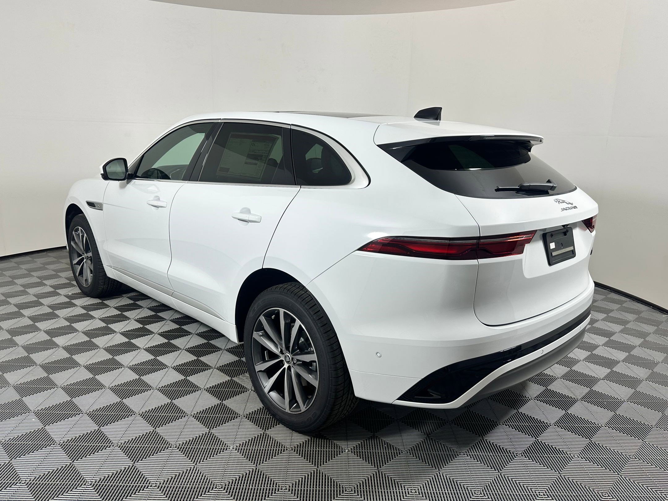 New 2026 Jaguar F-PACE R-Dynamic S image 3