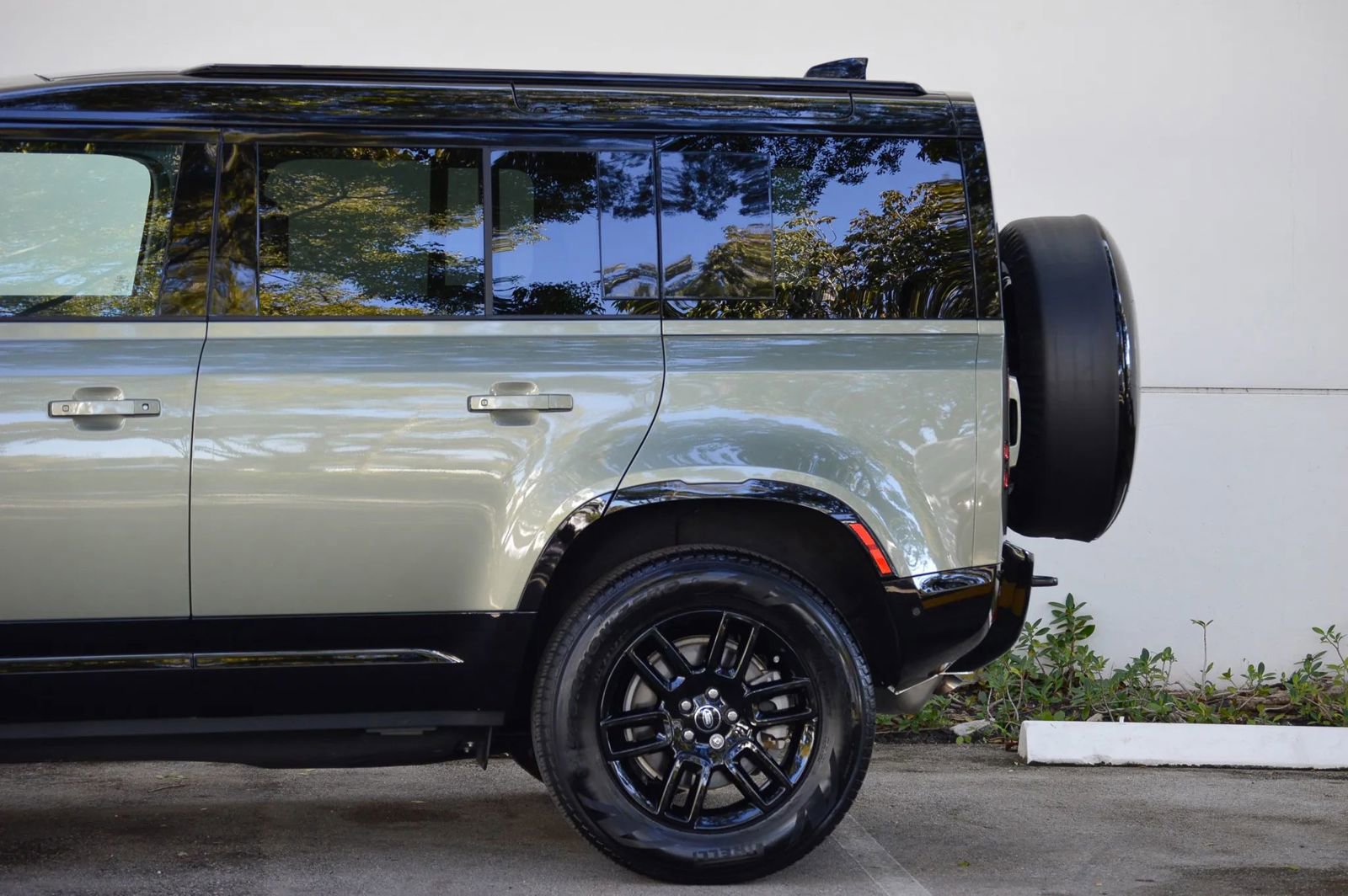 Used 2025 Land Rover Defender 110 X-Dynamic SE image 8