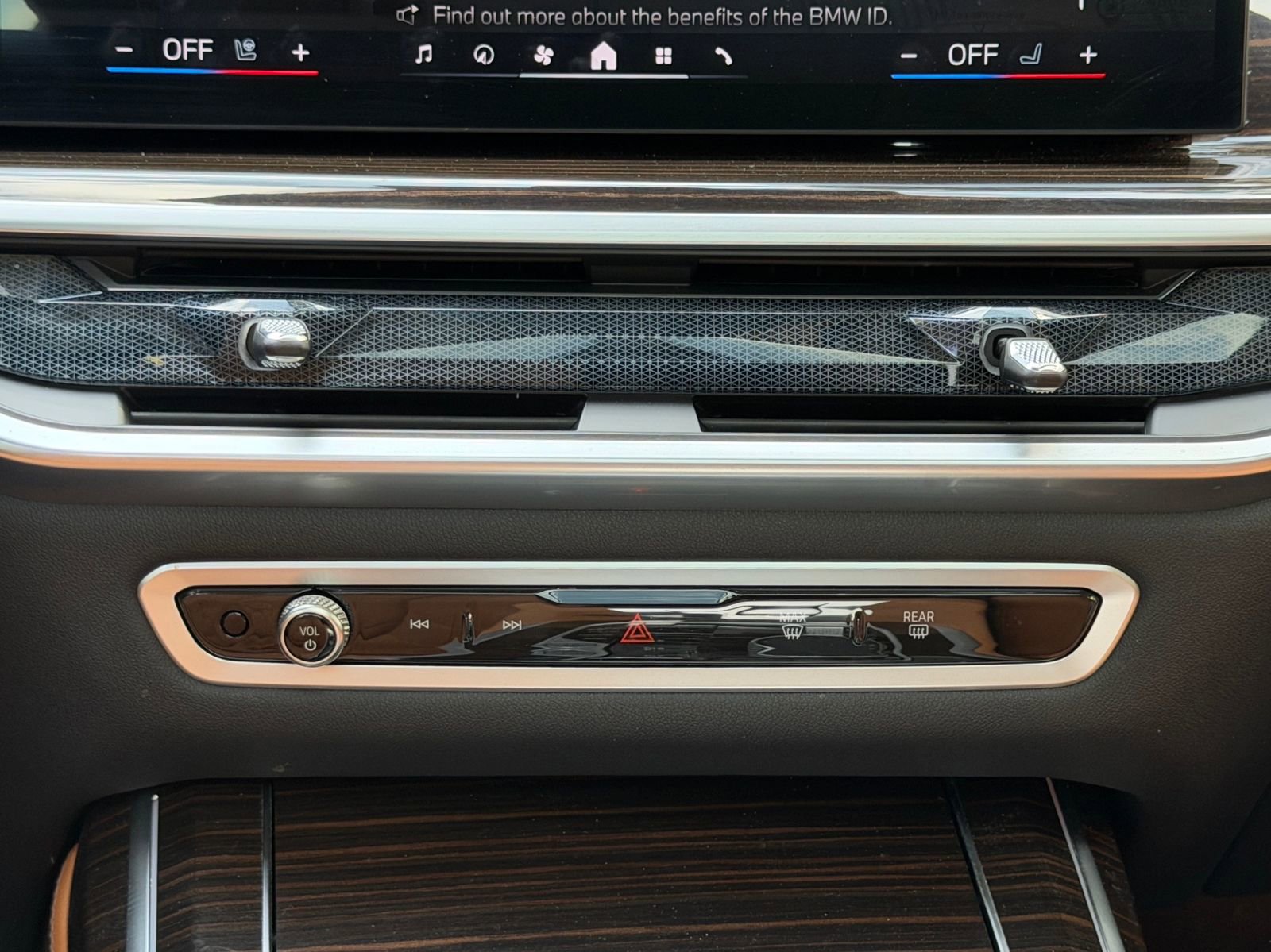 Used 2024 BMW X7 xDrive40i image 27