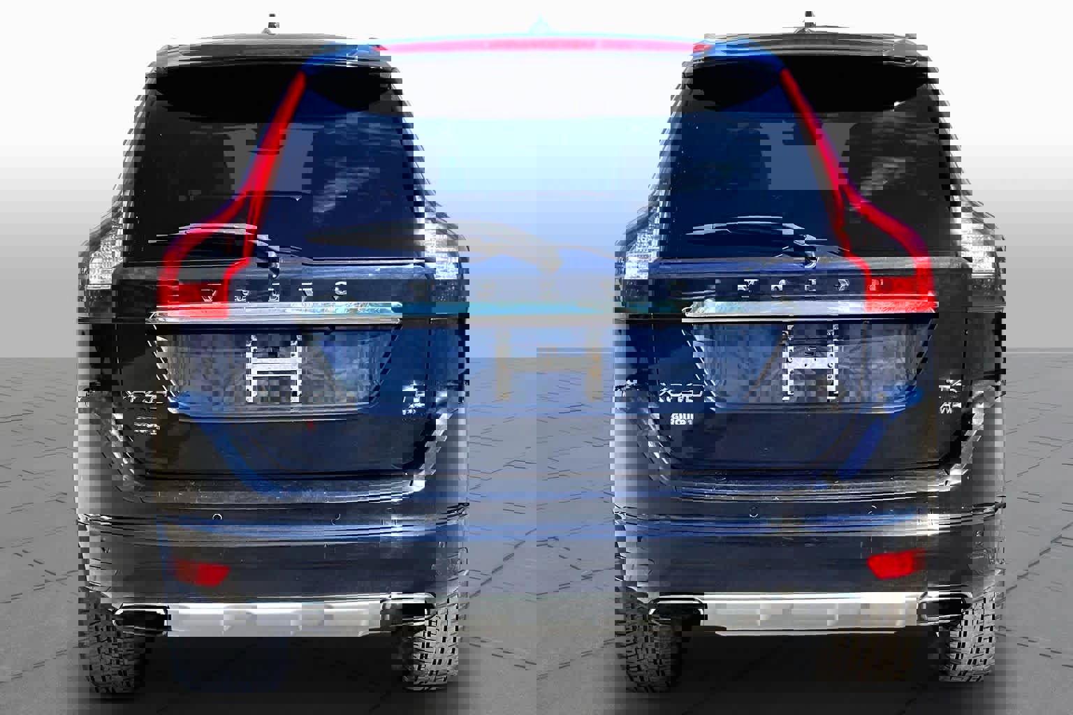 Used 2017 Volvo XC60 T6 Inscription w/ Climate Package image 5