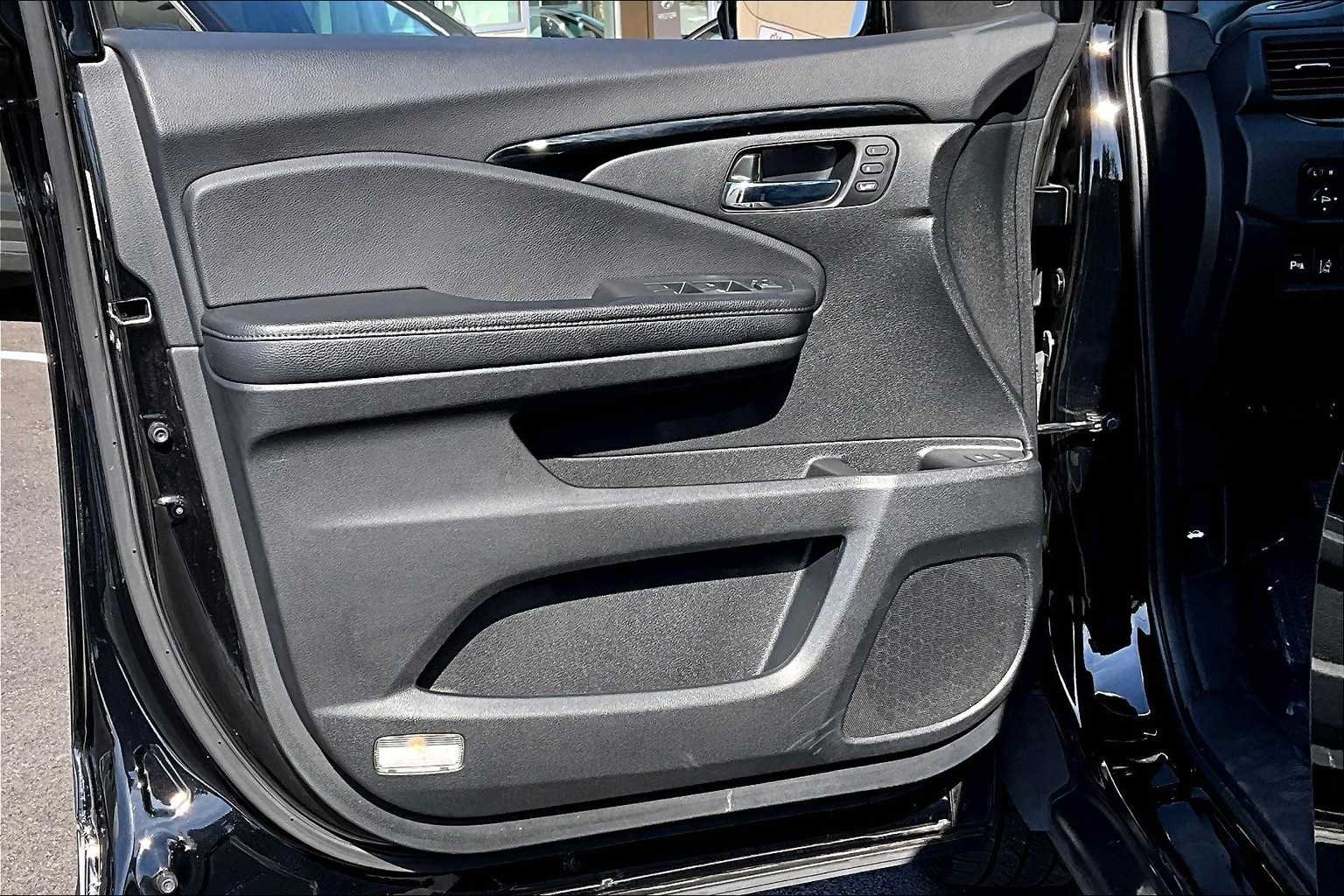 Used 2016 Honda Pilot Elite image 22