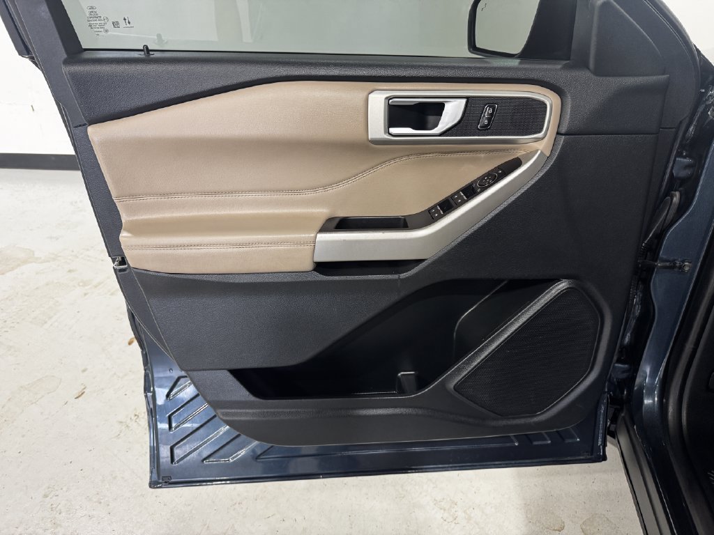 Used 2023 Ford Explorer XLT AWD/4WD image 18