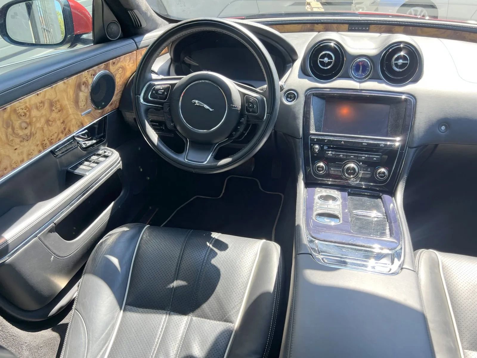 Used 2011 Jaguar XJ image 16