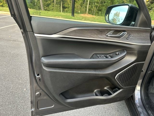 New 2025 Jeep Grand Cherokee Limited w/ Luxury Tech Group II image 10