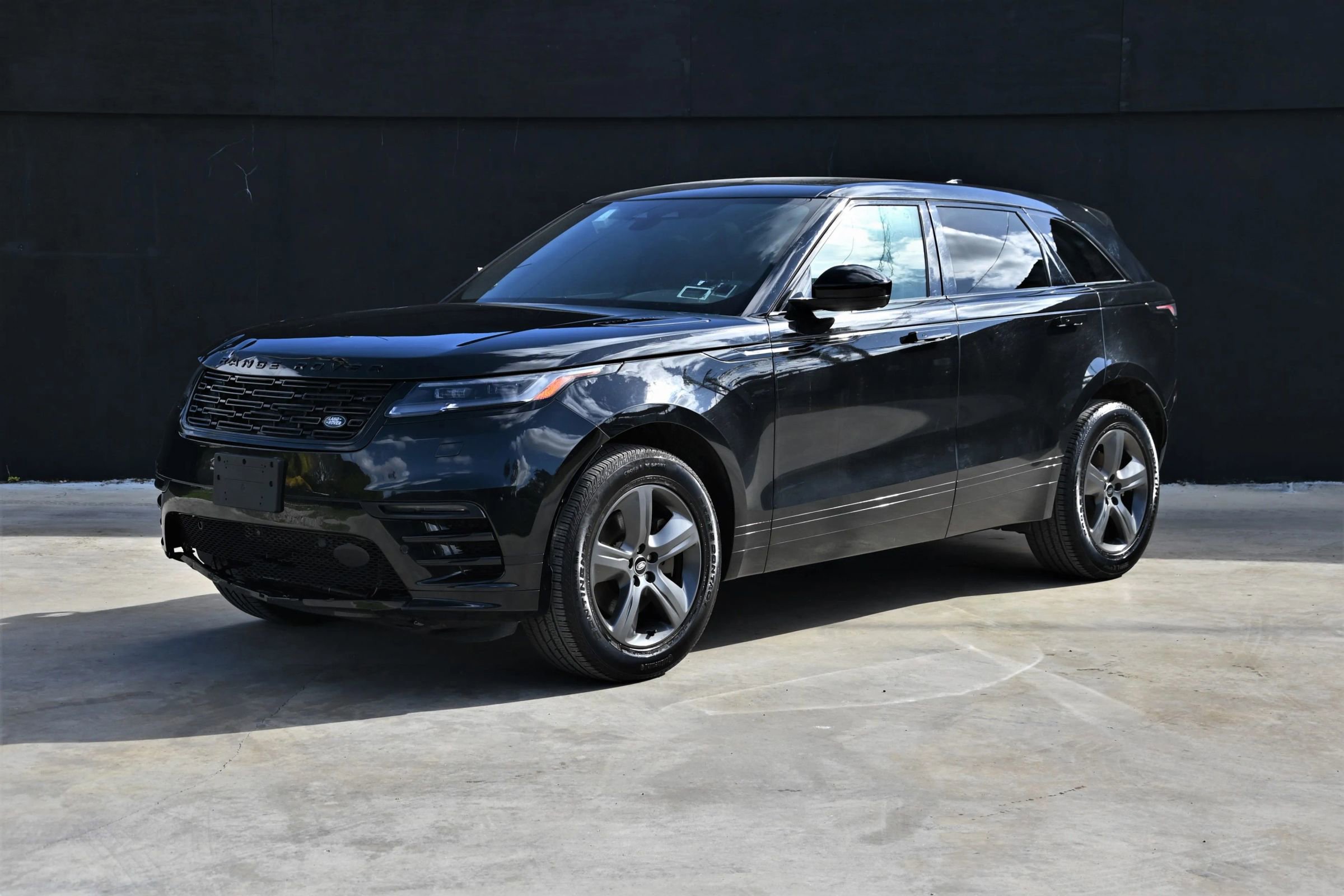 Used 2025 Land Rover Range Rover Velar Dynamic SE image 1