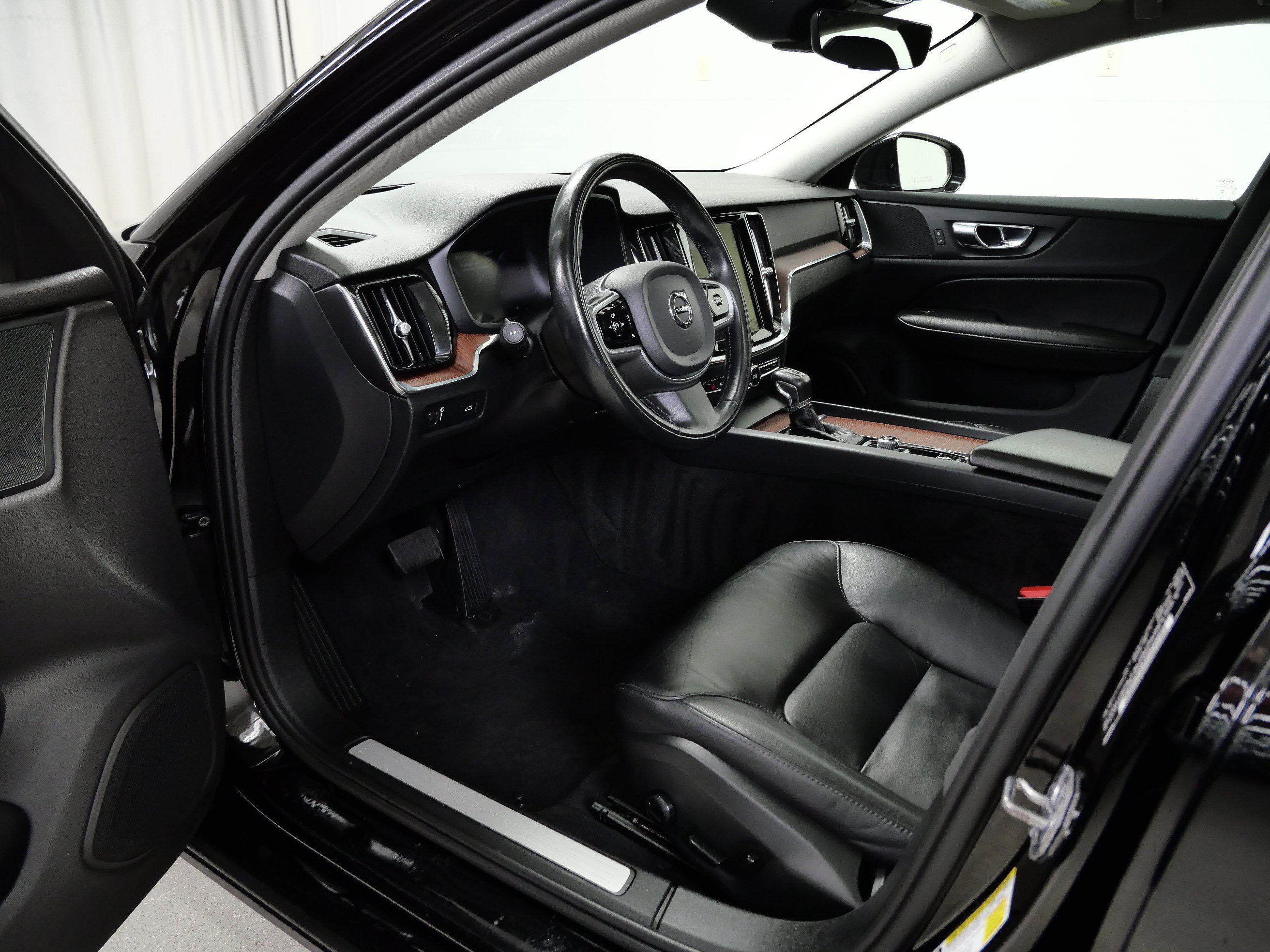 Used 2021 Volvo S60 T6 Momentum AWD/4WD image 14