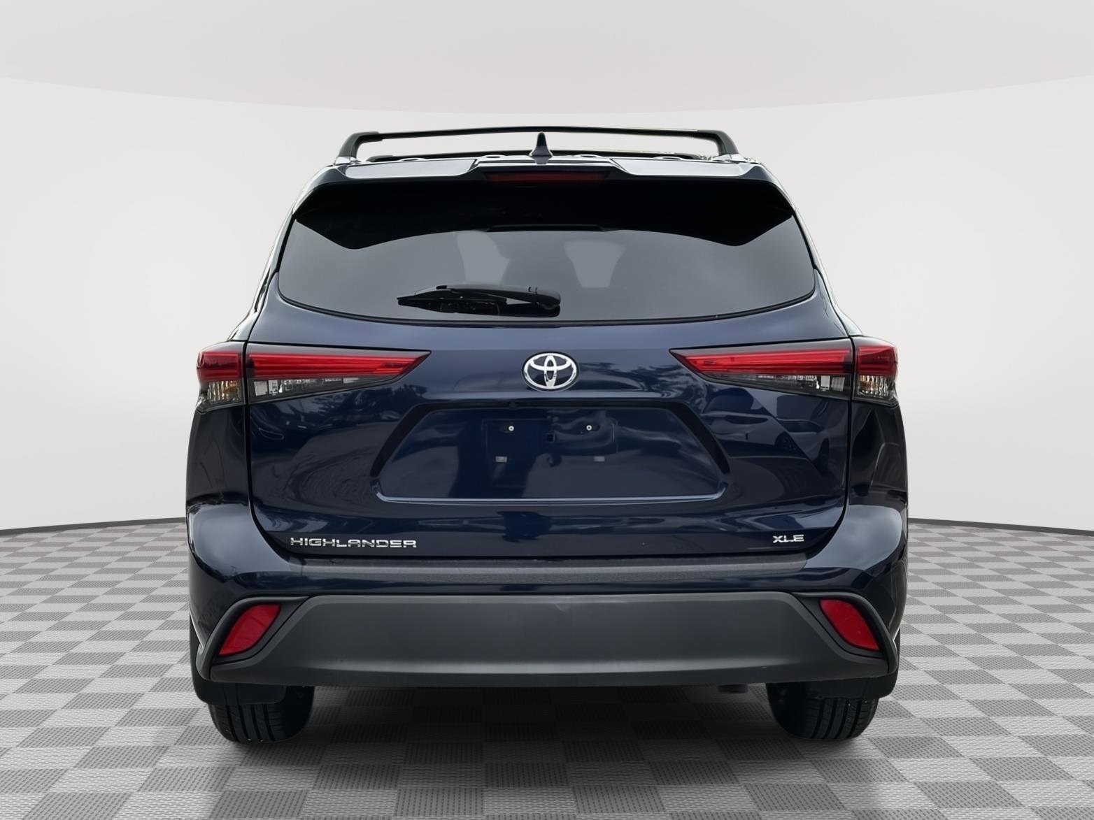 Used 2023 Toyota Highlander XLE FWD image 4