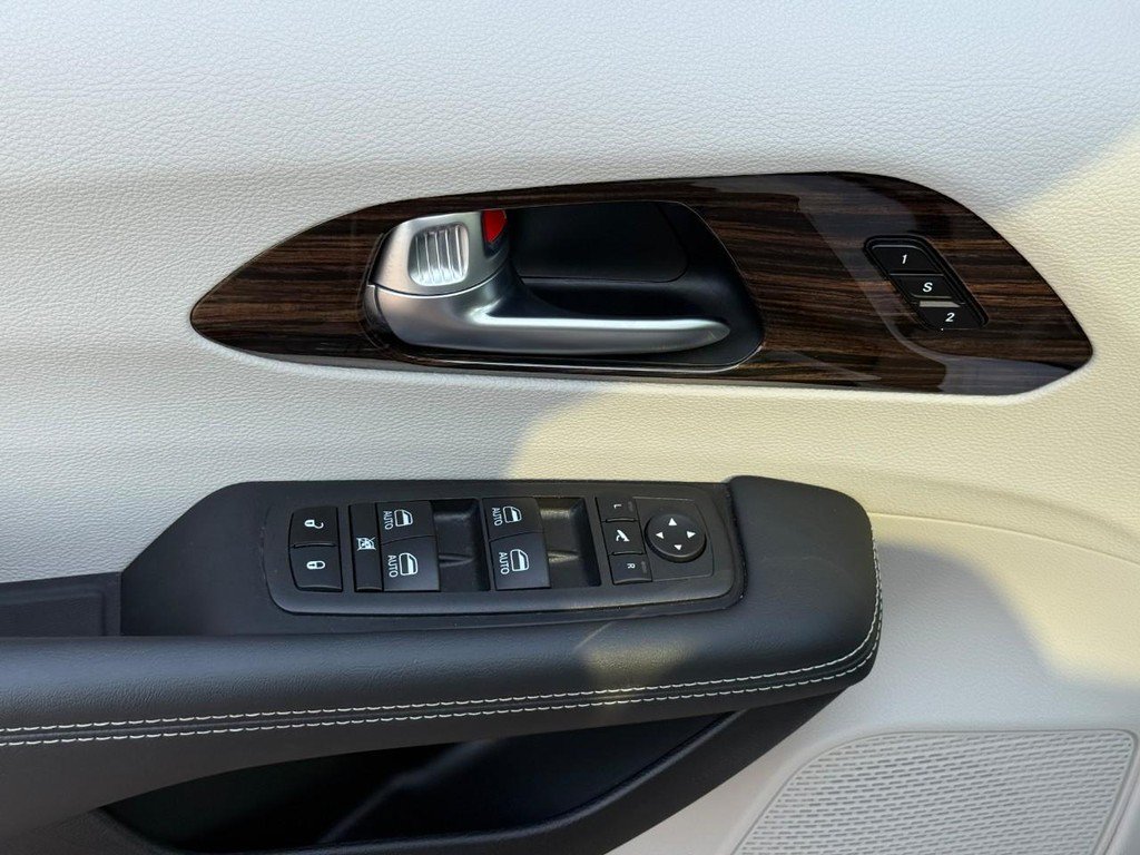 Used 2024 Chrysler Pacifica Limited FWD image 18