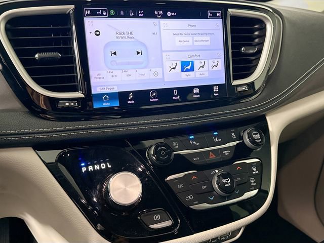 Used 2023 Chrysler Pacifica Touring-L image 34