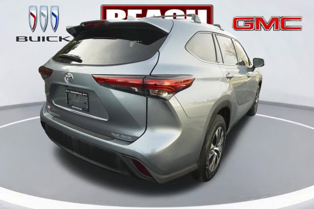 Used 2022 Toyota Highlander XLE image 3