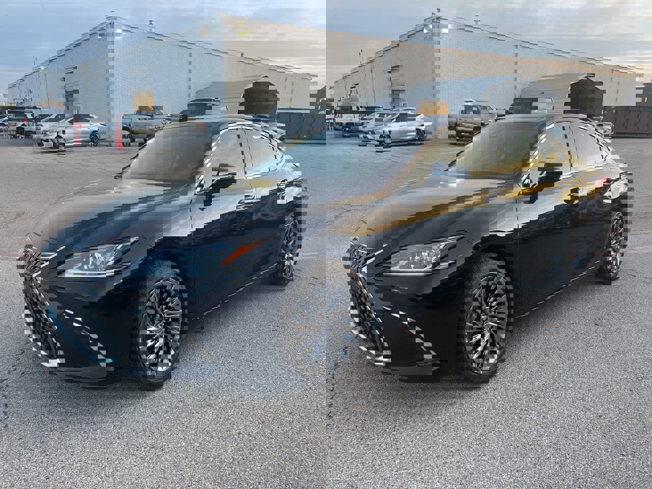 Used 2024 Lexus ES 300h w/ Luxury Package image 1