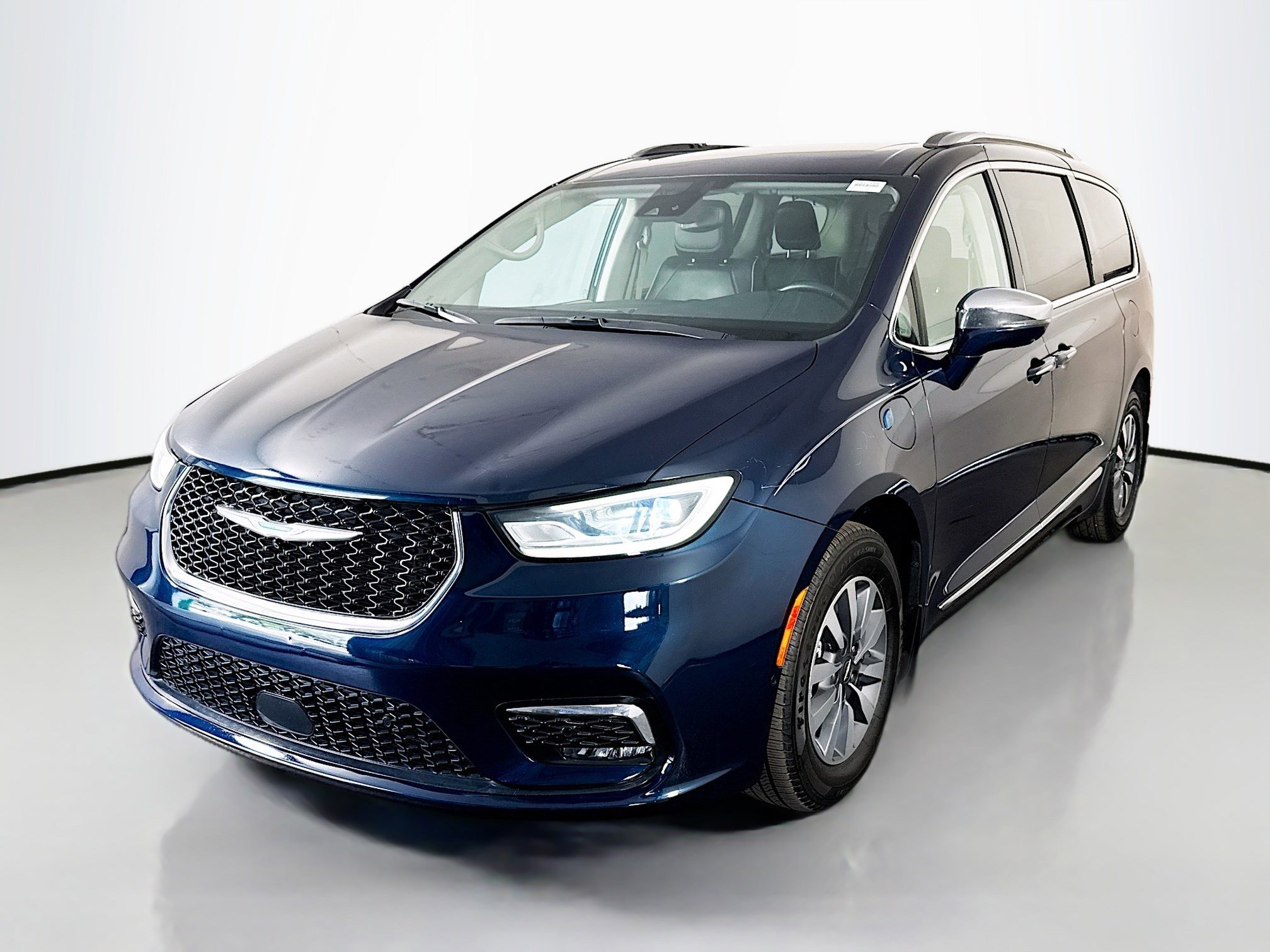 Used 2021 Chrysler Pacifica Limited w/ Premium & Safety Sphere Group image 4