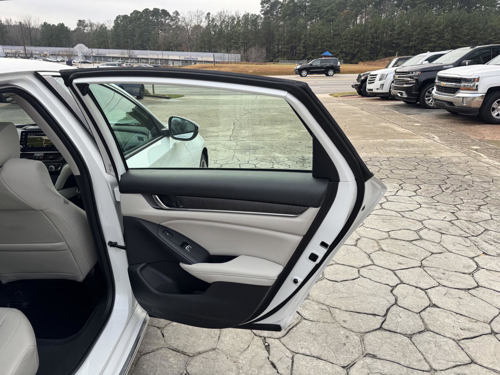 Used 2018 Honda Accord Touring image 15