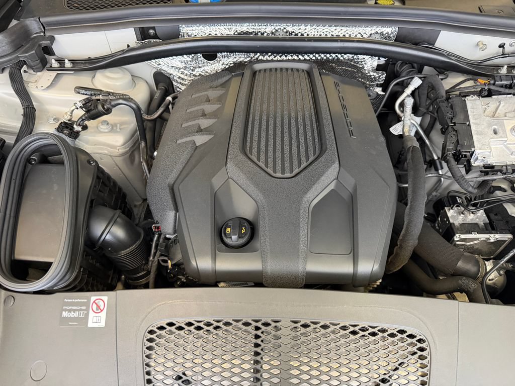 Certified 2026 Porsche Macan AWD/4WD image 28