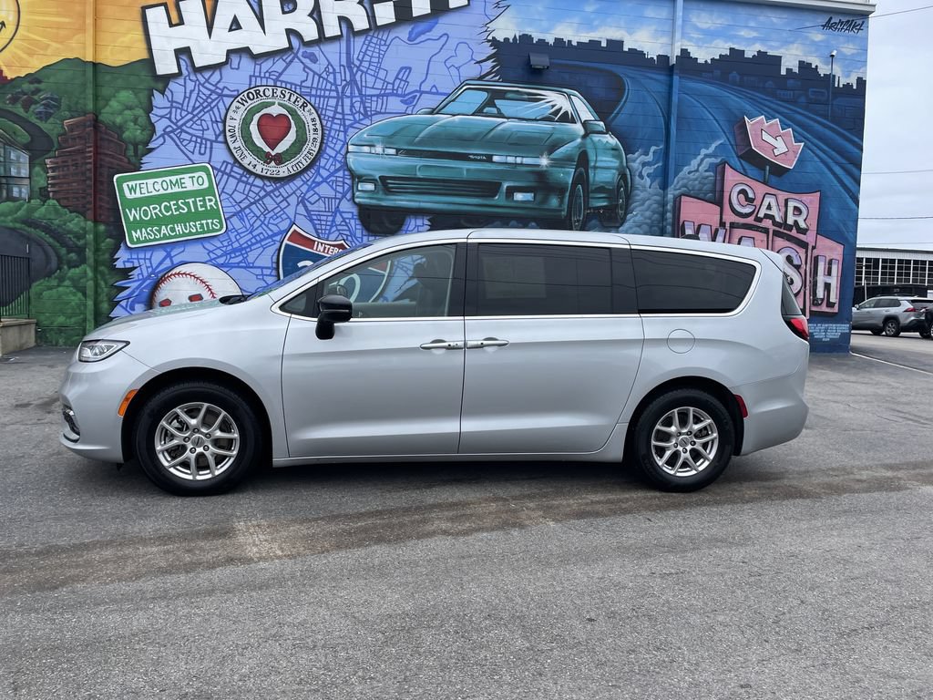 Used 2024 Chrysler Pacifica Touring-L FWD image 2