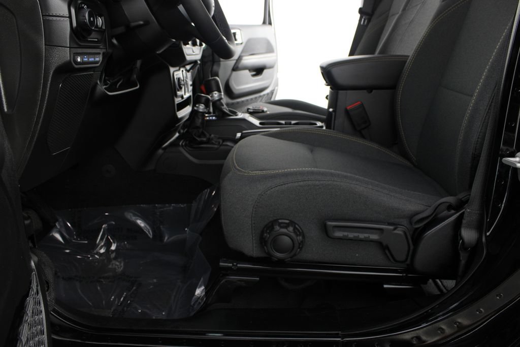 Used 2025 Jeep Wrangler Unlimited Sahara AWD/4WD image 15