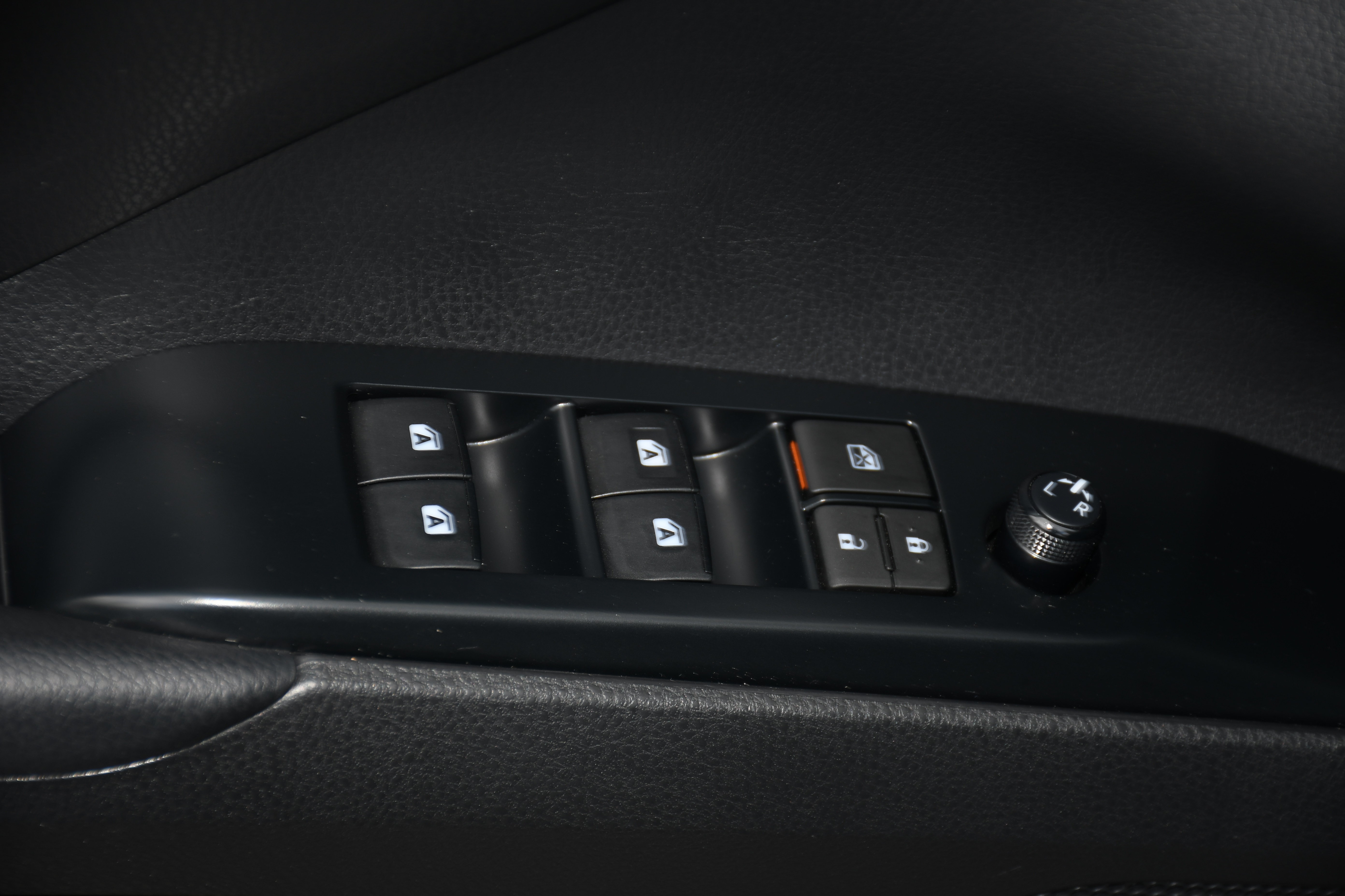 Used 2020 Toyota Camry SE w/ Convenience Package FWD image 10