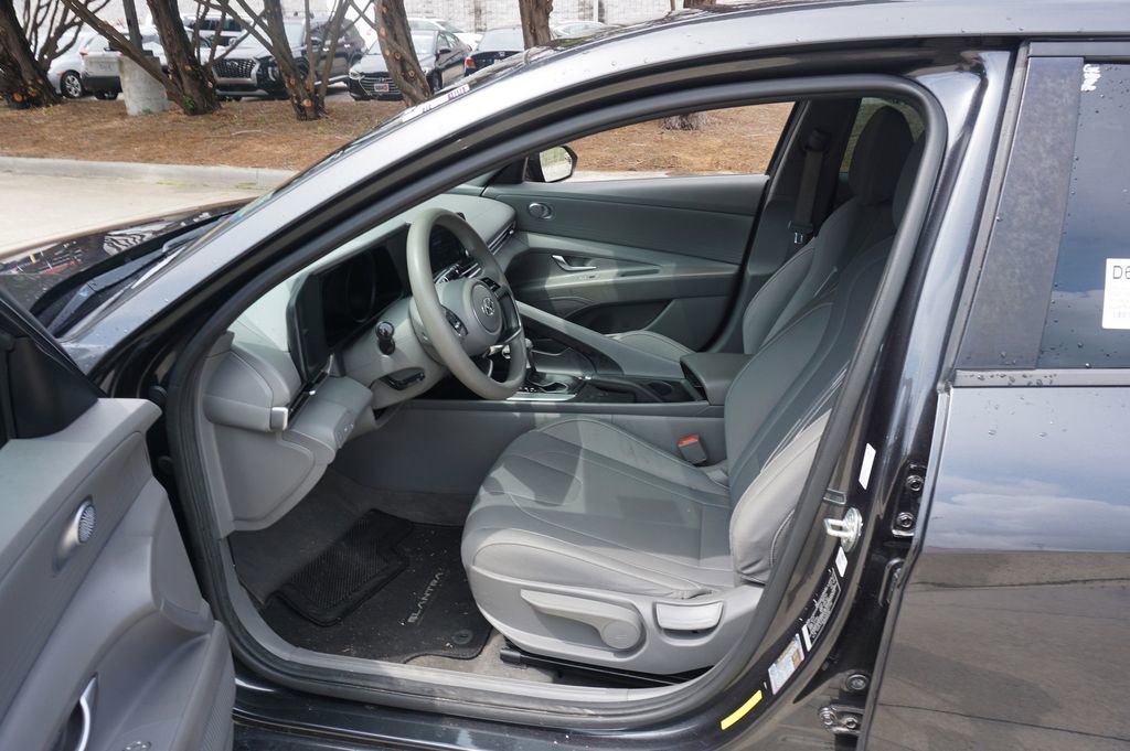 Used 2022 Hyundai Elantra SEL FWD image 2