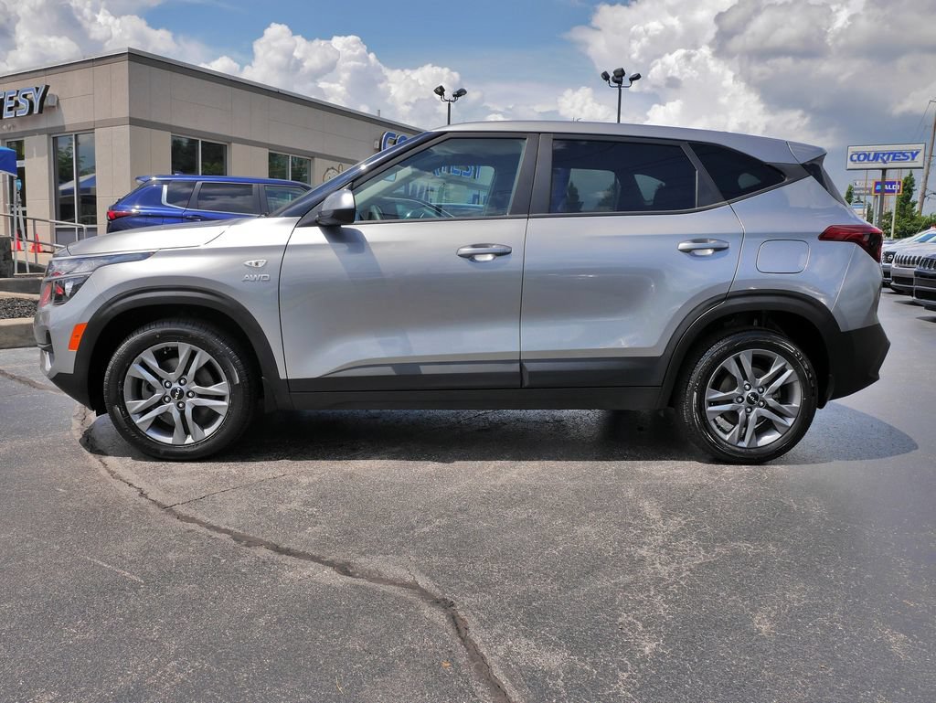 Used 2023 Kia Seltos LX AWD/4WD image 8