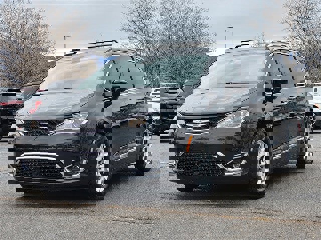Used 2019 Chrysler Pacifica Touring-L w/ Advanced Safetytec Group image 4