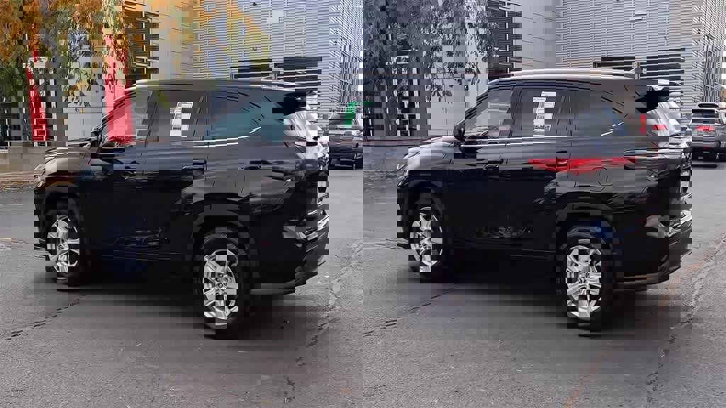 Used 2022 Toyota Highlander LE image 6