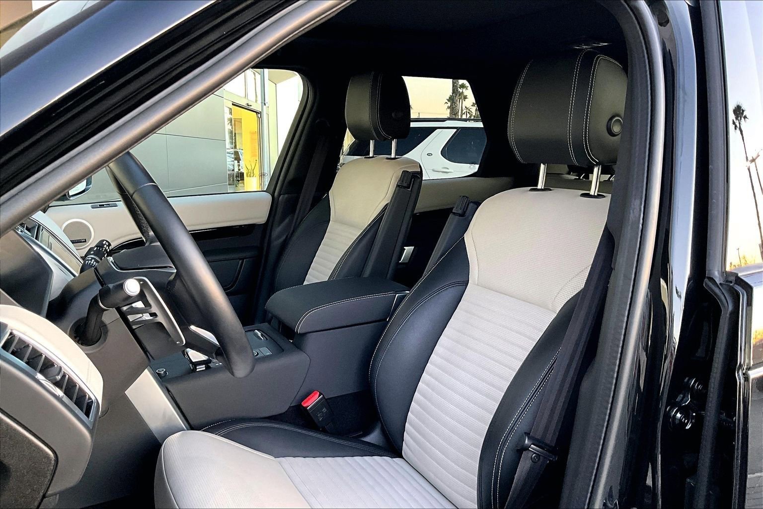 Used 2023 Land Rover Discovery S R-Dynamic image 24